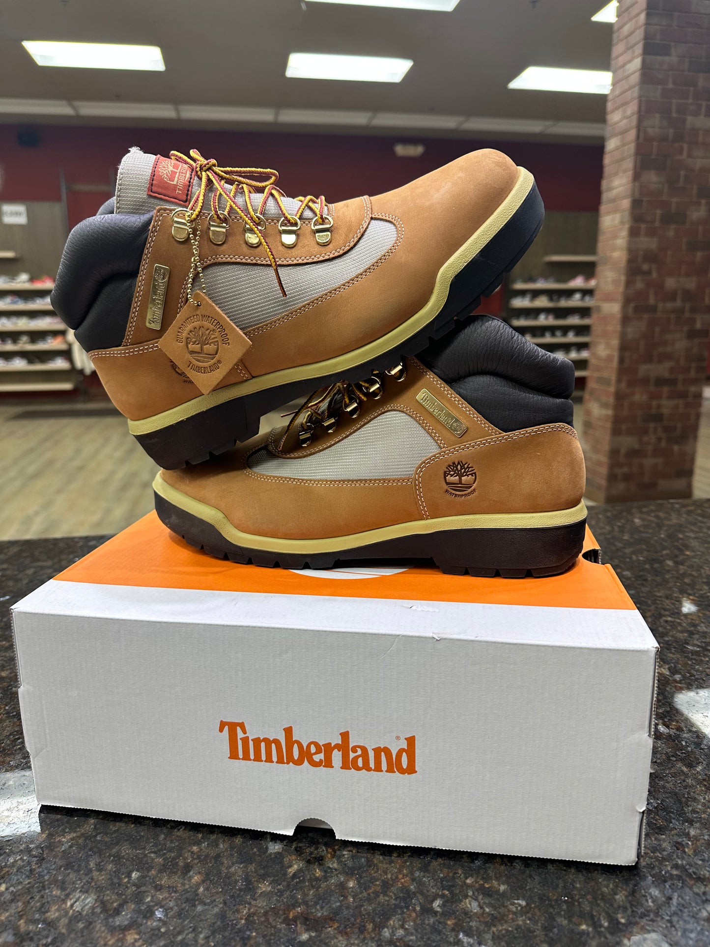 Timberland field boot wheat used (with box )