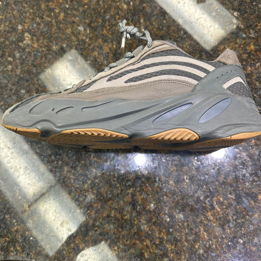 Yeezy 700 used w box