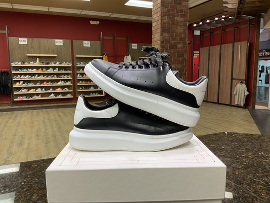 McQueen black and white used (with box)