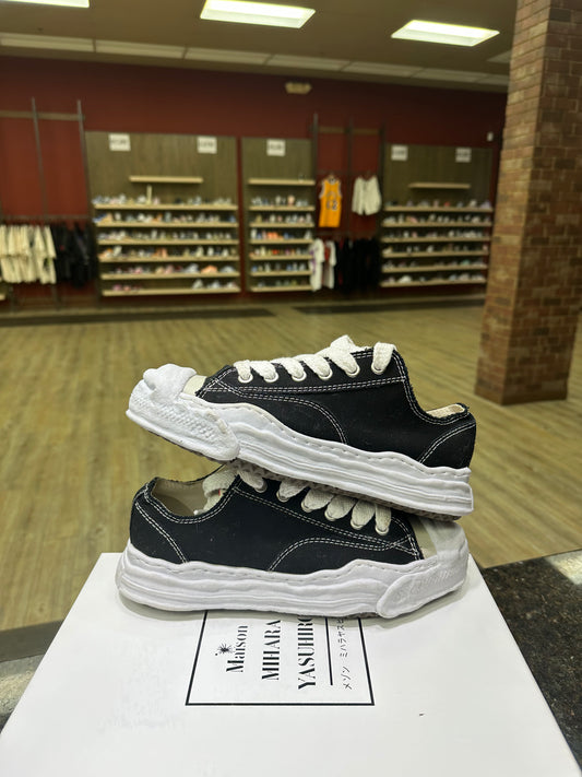 Masion marahi black low top used (with box)