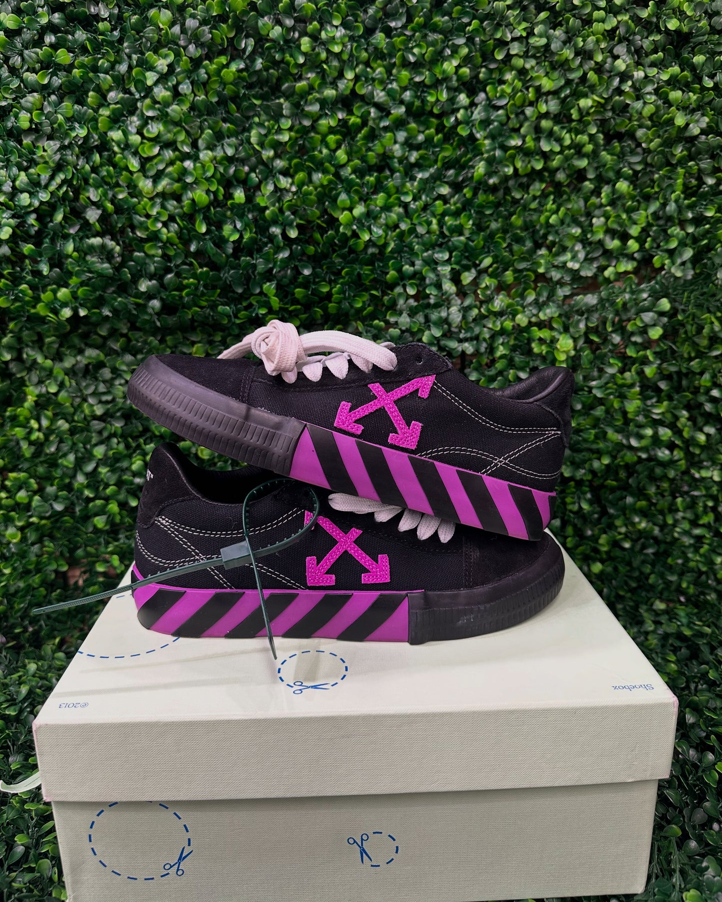 Off white black pink suede (used w/box)
